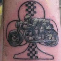 Tattoo vom Motofahrer in der Knöchelgegend