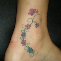 Zartes Tattoo mit Blumen  in der Knöchelgegend