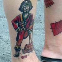 Tattoo mit Pirat in der Knöchelgegend