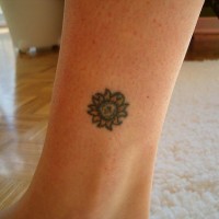 Tattoo von Sonnenblume in der Knöchelgegend