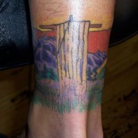 Paysage de montagnes le tatouage sur la cheville