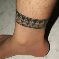 Tattoo von Kette mit Dreiecken und Quadraten in der Knöchelgegend