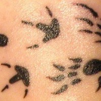 Tattoo von verschiedenen Spuren in der Knöchelgegend