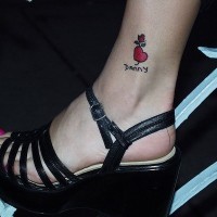 Tattoo mit Liebesausdruck in der Knöchelgegend