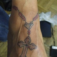 Tattoo von Perlenschnur mit Kreuz in der Knöchelgegend