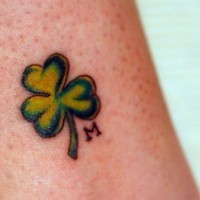 Tattoo vom Kleeblat des irischen Bischofs Patrick  in der Knöchelgegend