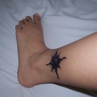 Tattoo von schwarzem mystischem Stern in der Knöchelgegend