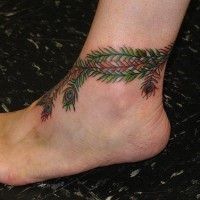 Pfaufederkette Tattoo in der Knöchelgegend