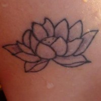 Nichtfarbiges Tattoo von Lilie auf dem Knöchel