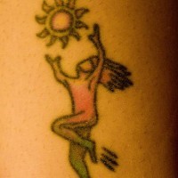 Fille capturant le soleil le tatouage sur la cheville