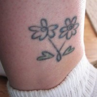 Tattoo von zwei verbogenen Blumen in der Knöchelgegend