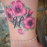 Tattoo von schönen rosa Blumen in der Knöchelgegend