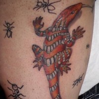 Tatuaje minimalista hormigas y lagartija en tinta roja