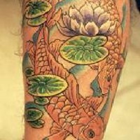 Tatuaje dos peces dorados con azucenas