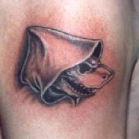 Pequeño tatuaje el tiburón en la capucha