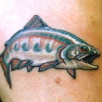 Tatuaje el pez pequeño con la boca abierta