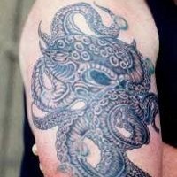 Schönes dunkles Tattoo mit Oktopus an der Hand