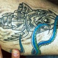 Pequeño pez espada con el tatuaje pulpo azul