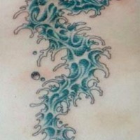 Wasser Tier Tattoo mit blauem Seepferdchen