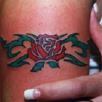 le tatouage bracelet de rose rouge