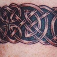 Le tatouage bracelet qualitatif en style celtique
