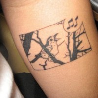 Tattoo vom singenden Vogel am Arm