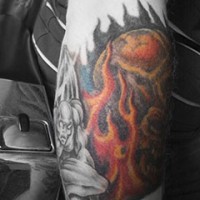 Tattoo vom Monster bei Flamme am Arm