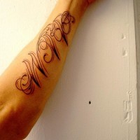 Tattoo von schön gestaltetem Aufschrift am Arm