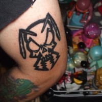 Tattoo von Totenkopf mit Hörnen am Arm