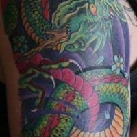 Tatouage sur le bras d'un gros dragon