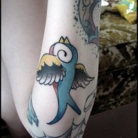 Tatouage sur le bras d'un joli oiseau