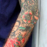 Tattoo von hungrigem Mann am Arm