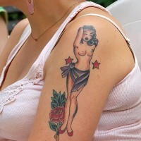 Tattoo von östlicher schöner Frau am Arm