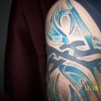 Tattoo von scharfen Klingen am Arm