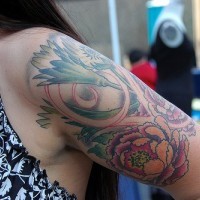 Tattoo von Blumengesicht am Arm