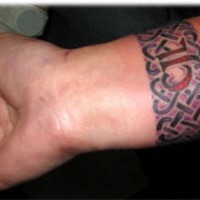 Le tatouage d'entrelacs celtique sur le poignet