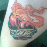 Cœur enflammé avec le tatouage sur le bras d'une inscription Nola
