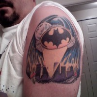 Tattoo von Fledermaus in der Nachtstadt am Arm