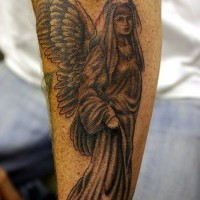 Tattoo von Frau als Engel gestaltet am Arm