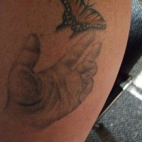 Tatouage sur le bras avec un papillon