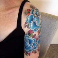 Tatouage sur le bras avec des roses bleues