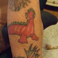 Tattoo mit Dinosaurier am Arm