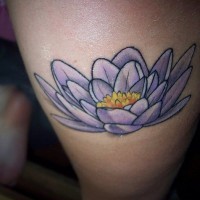 Fleur de lys le tatouage sur le bras