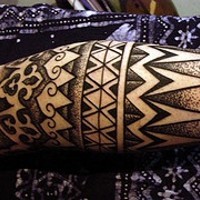 Le tatouage artistique qualitatif d'entrelacs indien sur le bras