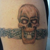 Tattoo von Totenkopf mit offenem Mund am Arm