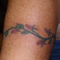 Bocci dei fiori tatuati in forma di braccialetto