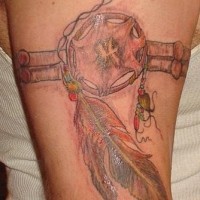 Tatuaje coloreado del cazador de sueños.