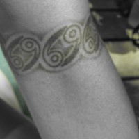 Tatuaje 69 en el brazo con banda.