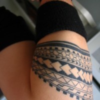Tatuaje en la mano de varios patrones.