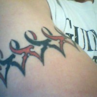 Tatuaje en el brazo con banda de logotipo terremoto rojo y negro.